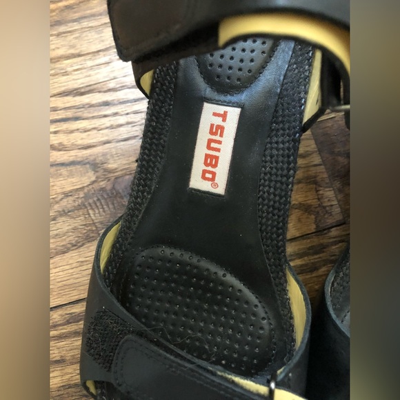 Tsubo Leather Wedge Sandals Size 6.5 Velcro Straps - Picture 6 of 8